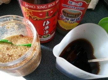 step4: -將紹興酒加入魚露及砂糖拌勻(砂糖分幾次落中途可以試味)
