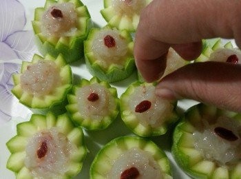 step13: 中間放上一粒已浸軟的杞子