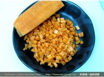 step5: 將紅蘿蔔洗淨削皮後，切成丁狀的大小。