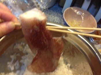 step2: 白飯釀入魷魚約8成滿，再用牙簽拮實