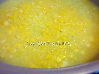 step2: 忌廉粟米蓉用杯先與水（清雞湯）、糖及胡椒粉搞勻備用。下少許油爆香蒜蓉，倒入粟米汁混合料煮熱。