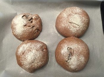 step5: 將麵糰分成四等份，滾圓，放在鋪有烤盤紙的烤盤上，放在（大）烤箱或是蓋上保鮮膜，進行二次發酵40分鐘