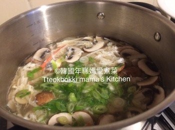 step6: 將蛋發勻，邊攪拌湯邊倒入蛋漿，然後加入蔥粒最後加入盬或韓國湯用豉油調味即可。