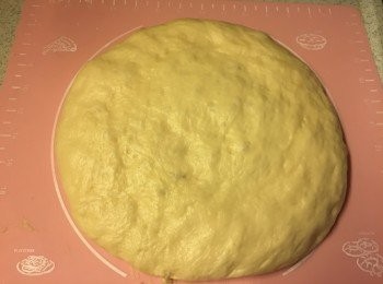 step3: 取出麵團, 壓平排氣