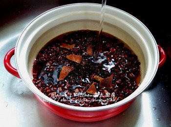 step5: 再放入黑糯米 , 果皮及適量水 , 拌勻用中火煲15分鐘後 , 去掉面上泡泡