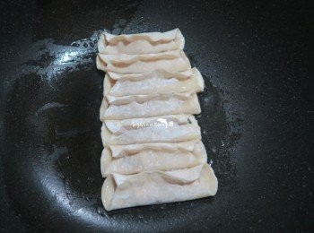 step6: 平底鍋加少許油放入鍋貼