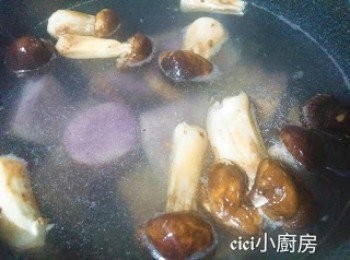 step5: 將水倒入鍋中，放入薑，煲沸後，加入姬松茸，紫淮山，豬脊骨，用大火煲15分鐘，轉細火煲2小時。