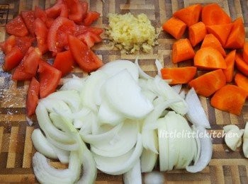 step1: 紅蘿蔔，蘑菇，洋蔥，番茄切件