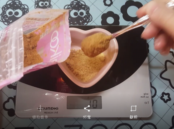step2: 將薑味紅糖與薑母粉拌勻。