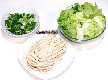 step2: 手工麵條+小白菜或青江菜及蔥花
