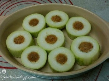 step4: 加入上湯，瑤柱水，隔水蒸15分鐘取出，留湯汁備用