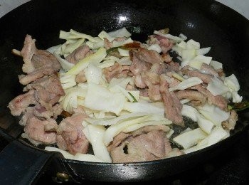 step4: 再加入阿里山鄒族感恩手工脆筍(脆筍先用水清洗後再下鍋)