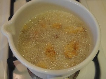 step4: *起油紋後表示油溫夠。 *第一次撈起後，繼續再熱油鍋再炸一次約30秒後撈起。