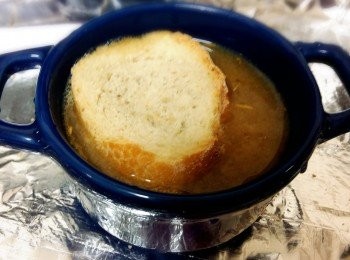 step5: 熄火後，倒入可放進焗爐的小碗中，加入一片已烘的硬麵包。