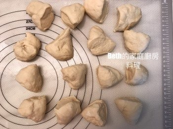 step3: 將麵糰均分成16個，用保鮮膜蓋上防止變乾