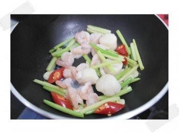 step4: 把蝦仁和干貝一起炒~~ 可以加一些些水及米酒.雞粉調味!!!