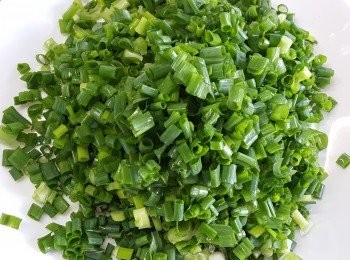 step1: 先將青蔥洗淨，切成蔥花，備用。