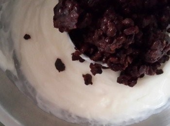 step3: 將拌好的鮮奶漿倒入作法2鍋中,邊煮邊攪拌一直煮至變濃稠,熄火 此時加入紅豆泥拌勻~