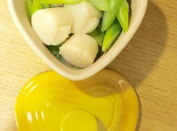 step3: 依據寶寶的咀嚼能力再把蘆筍和干貝切碎，這道主食有蘆筍的爽口和干貝的鮮甜，跟平時常做給小小豬寶貝吃的絲瓜干貝口感不同，也是很好吃喲