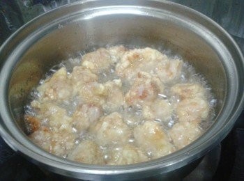 step2: 拍去多餘的粉，放入熱油鍋炸三至四分鐘至金黃色
