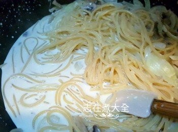 step9: 再加入意粉同煮兩至三分鐘至喜愛口感（此時要留意白汁濃度是否適合，可加大火收汁或加點蜆湯煮開）