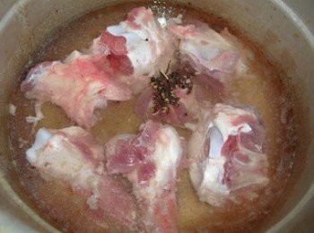 step3: 水中加花椒煮開，放入大棒骨和一湯匙料酒再次煮開。