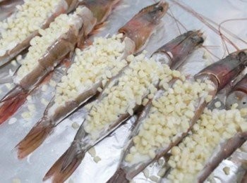 step2: 在醃好的蝦子背面塗上少許的美乃滋~~ 均勻的灑上杏仁角!!! 放入預熱180度的烤箱烤約15分鐘:)