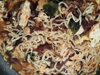 step3: 再倒入高湯煮滾後,放入燙好麵,轉小火悶煮一下 起鍋前加些許蠔油炒勻~完成