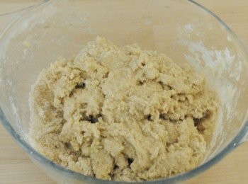 step2: 牛奶蛋液倒入麵粉內，用電動打蛋器的打麵團鉤，用慢速打發至完全混合