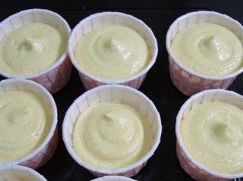 step7: 麵糊放進紙杯中,放進已經預熱到170度C的烤箱中,烤20分鐘(竹籤插入中心沒有沾黏即可)