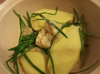 step2: 放入1-2磚腐乳，加1湯匙水，少許糖，上蓋略煮數分鐘