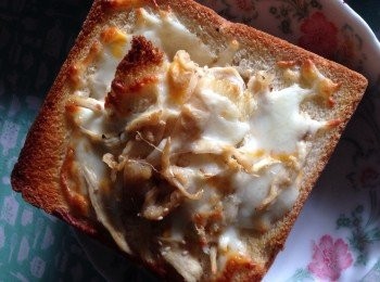 step3: 放入焗爐以160-180。C火焗15-20分鐘直至芝士焗溶微焦香便可出爐灑上香草碎在焗溶的芝士上便可享用