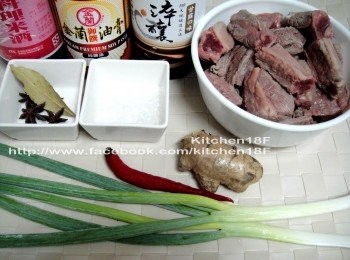 step1: 備好所有<span class="group_1">食材</span>。牛肋條事先滾水汆燙2分鐘，再切成長約3公分的適口大小。青蔥切段，老薑切片(拍碎會更好)，備用。