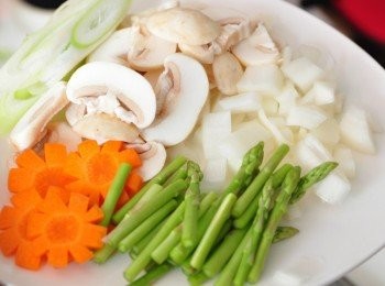 step5: 備材料:紅蘿蔔、磨菇、洋蔥切塊狀、蘆筍切3段、大蔥片數片