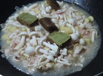 step4: 今天選用穀盛綠咖哩塊，可依個人喜愛加入三到四小塊