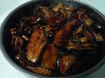 step3: 烹煮前一天先用: 蠔油 2 茶匙 + 老抽 2 茶匙 + 生抽 1 茶匙 + 糖 + 紹興酒少量 + 生粉, 將雞件醃好冷藏
