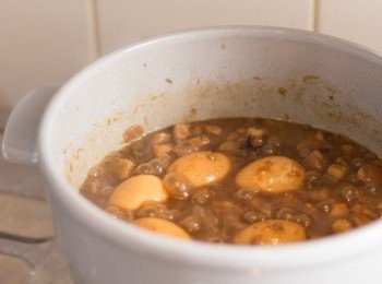 step7: 滾起後轉最細火，蓋住煮大約1 - 1.5 小時，如果不夠濃稠可以開蓋後轉大火煮至理想厚度為止，最後加入麻油數滴，放於飯面，加蔥花即成

如果燘煮時汁料不夠蓋過雞蛋，最好間中打開把雞蛋反轉再蓋上，重覆數次，雞蛋上色會均勻很多