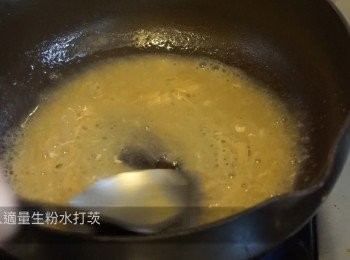 step8: 在煎好<a href="https://bit.ly/3zHU5V3" target="_blank" data-keyword="雞翼" class="guide-link"><strong>雞翼</strong></a> <span style="display:inline-block;vertical-align:middle;margin-top:-3px;color:initial;border-radius:3px;padding:2px 3px;font-size:12px;line-height:14px;background:#87d300;color:#fff;">即買</span> 的鍋中加入蝦湯和瑤柱水直至滾起，試味再加以調味。味道對後，加入適量生粉水打茨熄火。最後淋上<a href="https://bit.ly/3zHU5V3" target="_blank" data-keyword="雞翼" class="guide-link"><strong>雞翼</strong></a> <span style="display:inline-block;vertical-align:middle;margin-top:-3px;color:initial;border-radius:3px;padding:2px 3px;font-size:12px;line-height:14px;background:#87d300;color:#fff;">即買</span> 和西蘭花上即可。