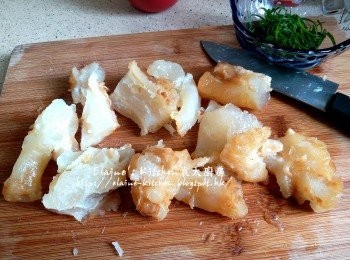 step4: 鑊中繼續蓋上蓋將牛筋出水10分鐘後熄火焗20分鐘 , 盛起切件