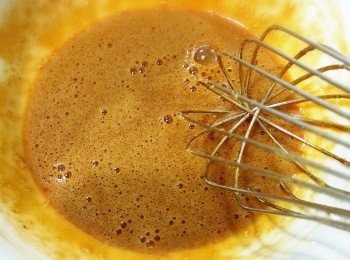 step2: 將蛋黃打散，加入黑糖混合拌勻。