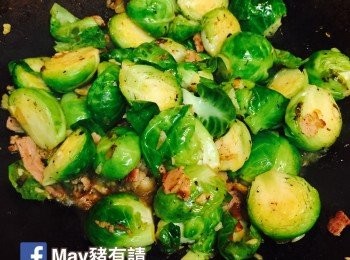 step3: 加入球芽甘藍和蒜蓉快炒，放鹽和黑椒調味，倒入雞湯後繼續快炒至乾身即成。