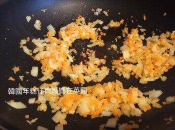 step3: 燒熱鑊下油炒香洋蔥、蒜蓉和紅蘿蔔粒