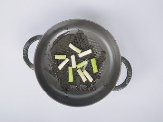 step3: 準備一個寬口淺鍋(適合火鍋料理的鍋),加入一小匙油熱鍋後,將蔥白爆香...