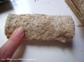 step3: 接著由下往上捲起，最後在土司口多按壓以防土司開口