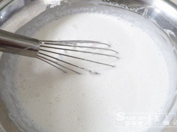 step2: 椰汁加粟粉拌至無粉粒