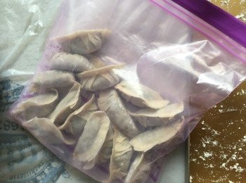 step4: 包好又吃不完的餃子，先冰半小時至硬，再入袋，可放久些才吃。
