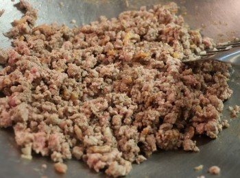 step3: 然後加入豬絞肉炒散。