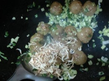 step13: 最後倒入烘香的蝦皮炒勻即可上碟