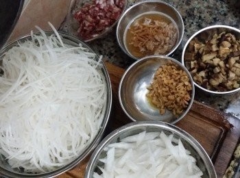 step2: 臘腸切粒，冬菇、蝦米、乾瑤柱浸軟後切粒或拆絲，用少許油爆香備用。
Lap Chang,  mushroom,  dried sea shrimps,  dried scallop cut into dice after soaking in water to be soften.  Stir-fry them by using a little oil.