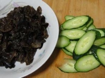 step1: 黃瓜洗淨，切片。木耳泡發，去蒂，洗淨。